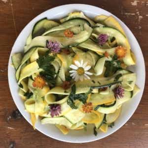 Tagliatelles de courgettes crues décorées avec des fleurs